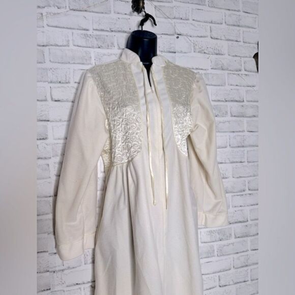 Vintage Sears Cachet Ivory Nightgown Size Medium - Picture 4 of 5